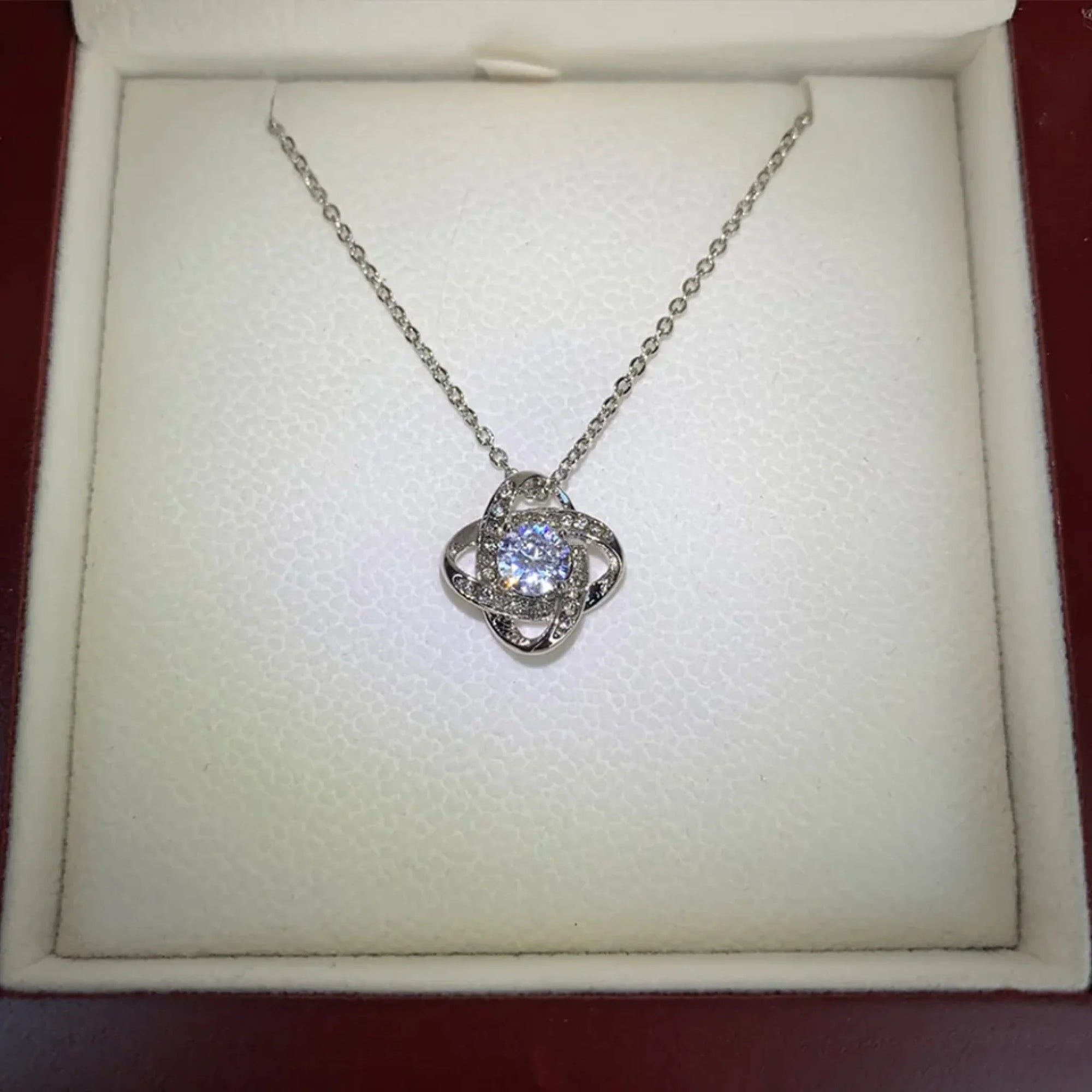 Everlasting bond necklace close